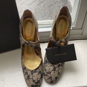 New in box Bottega Veneta shoes, complete with dust covers, box and papers.